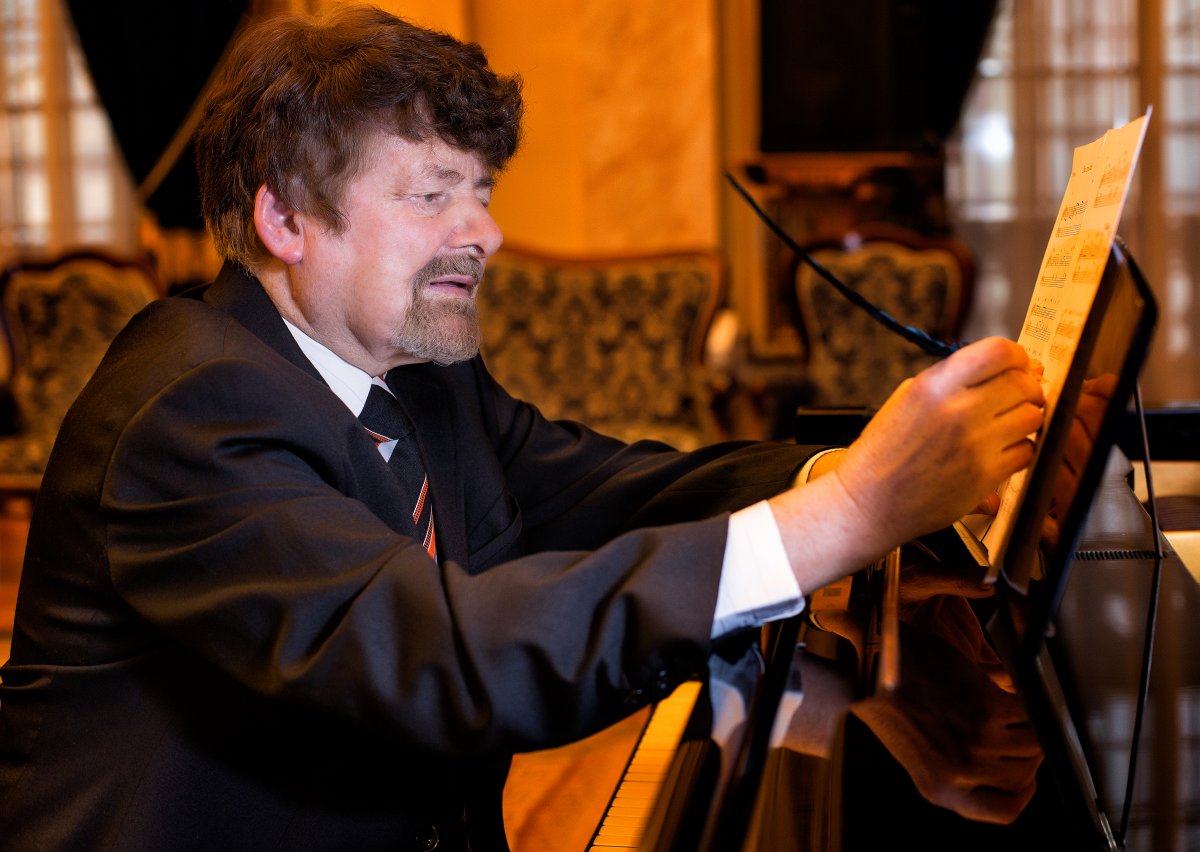 A 85 éves Kerestély Zsoltot – néhány kivételtől eltekintve – sem az erdélyi, sem a magyarországi előadók nem fedezték fel 