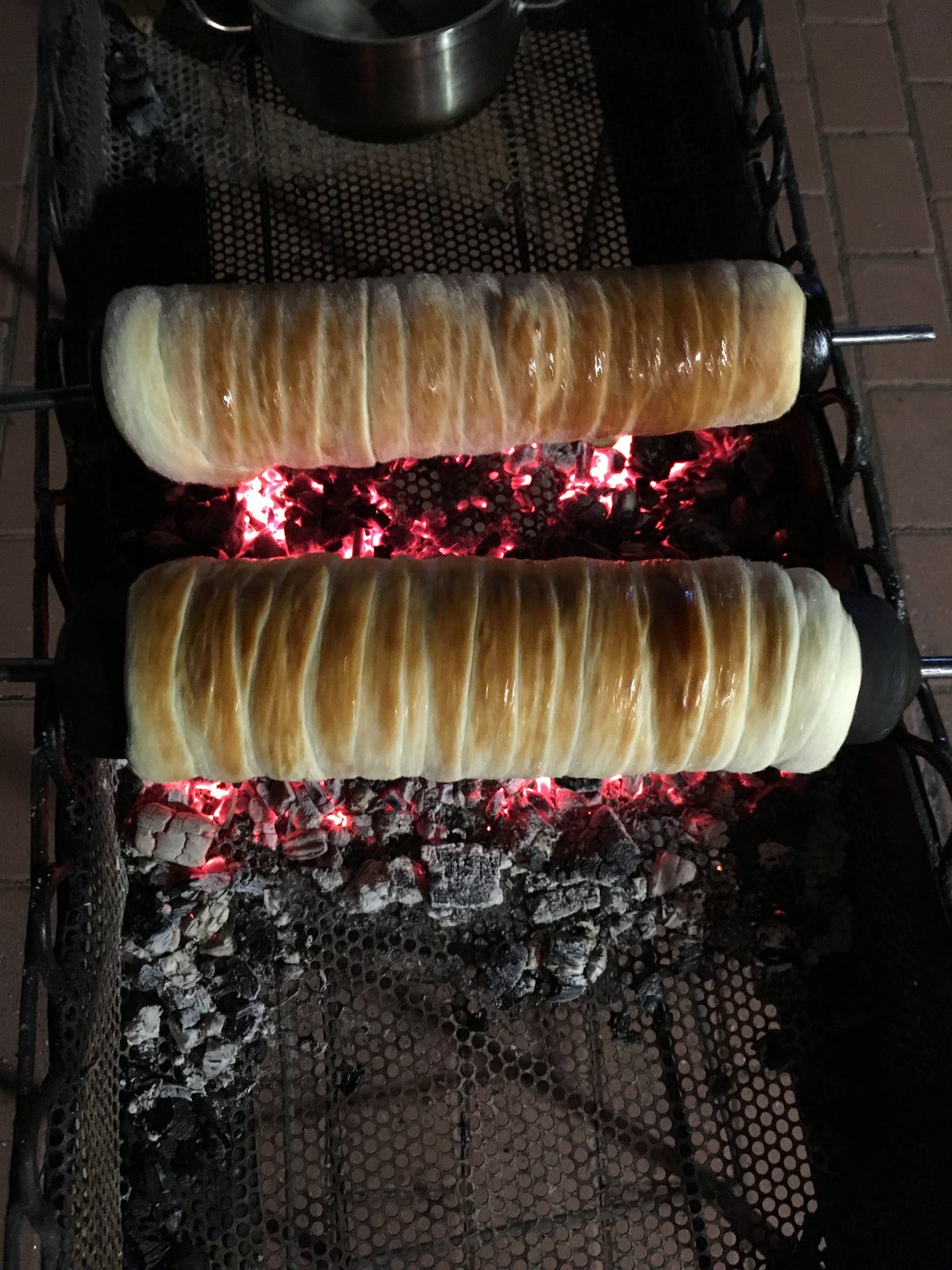 Készül az elengedhetetlen vendéglátói csemege, a kürtőskalács &bullet;  Fotó: Tamás Bisztró