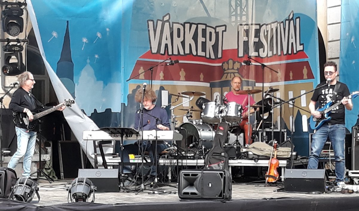 A népszerű KFT együttes dalait a jelenlevők többsége együtt dúdolta a zenészekkel &bullet;  Fotó: Nánó Csaba