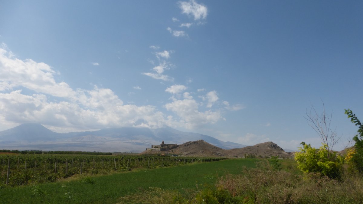 A Khor Virap-kolostor, háttérben az Ararát hegy &bullet;  Fotó: Csermák Judit