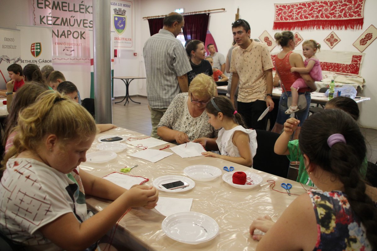 Kicsik és nagyok:
a hagyományok iránti érdeklődés
manapság a reneszánszát
éli az Érmelléken &bullet;  Fotó: Sütő Éva