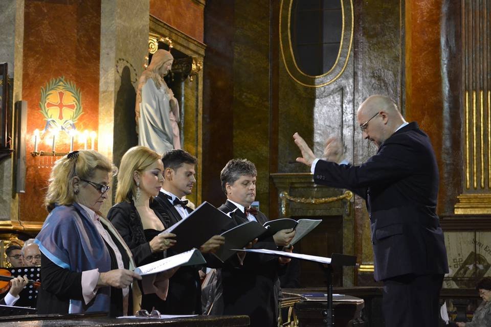 Kristófi János Zsigmond a Szent László Ének- és Zenekart vezényli &bullet;  Fotó: Szent László Ének-és Zenekar