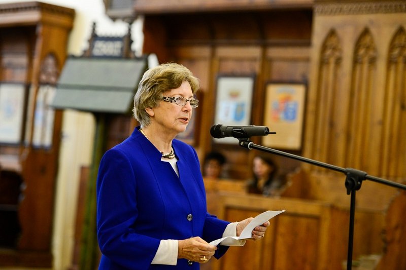 Lauer Edit köszönti a Kolozsvári Református Kollégium diákjait: a kilencvenes évek eleje óta a Kárpát-medencei magyar ügy elkötelezettje • Fotó: Kiss Gábor