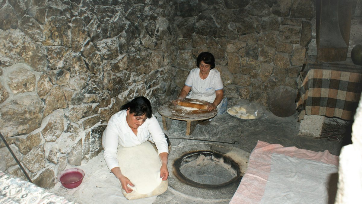 Örmény nemzeti étel: lavassütés tonírban &bullet;  Fotó: Csermák Judit