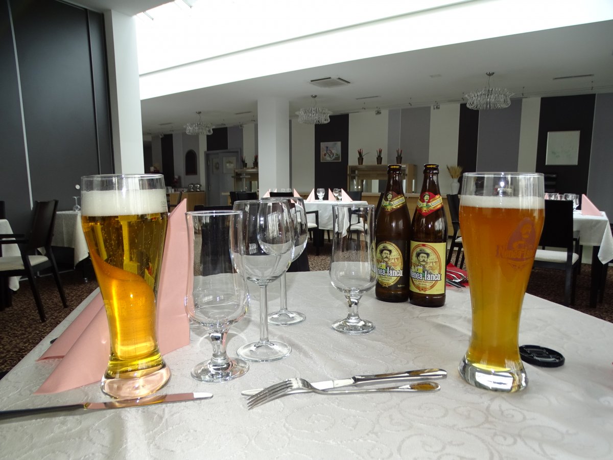 Az elegáns szállodai étterem, a Leon asztala, kézműves sörökkel &bullet;  Fotó: Dorozsmai Endre
