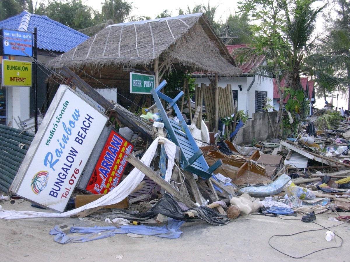 Phuketen a cunami után. A helybéliek heteken át dolgoztak, amíg az utcákat eltakarították a víz hordalékától &bullet;  Fotó: Somogyi Zsolt