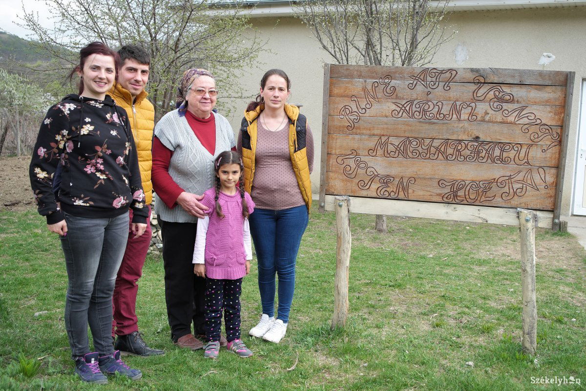 A magyarfalusi magyaroktatás lelkes csapata: a Kiss házaspár, néne Klára, Filoména és a kis Marika &bullet;  Fotó: Veres Nándor