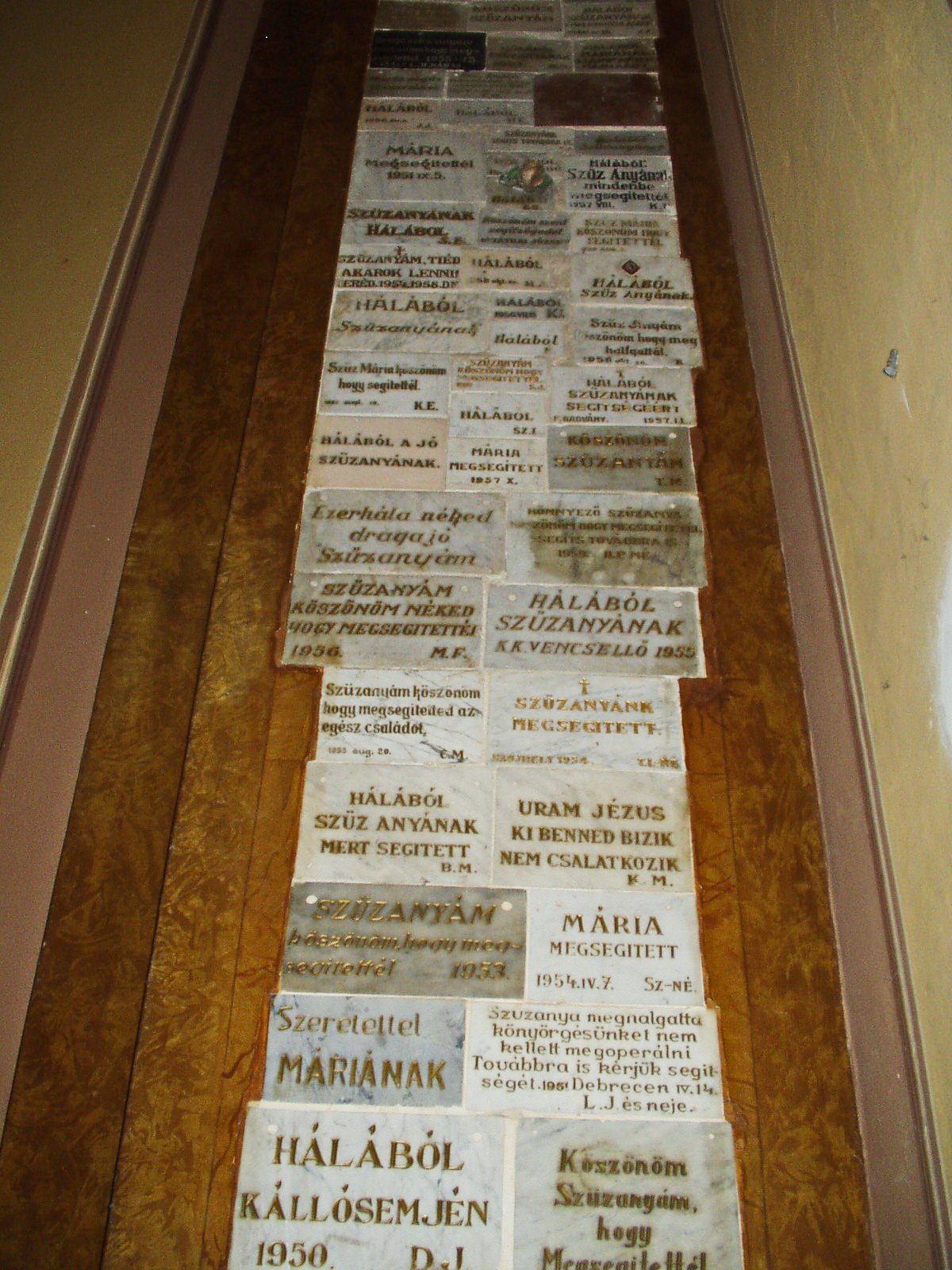 Régi hálatáblácskák a csodatevő Szűzanyának a pócsi templom falain &bullet;  Fotó: Sütő Éva