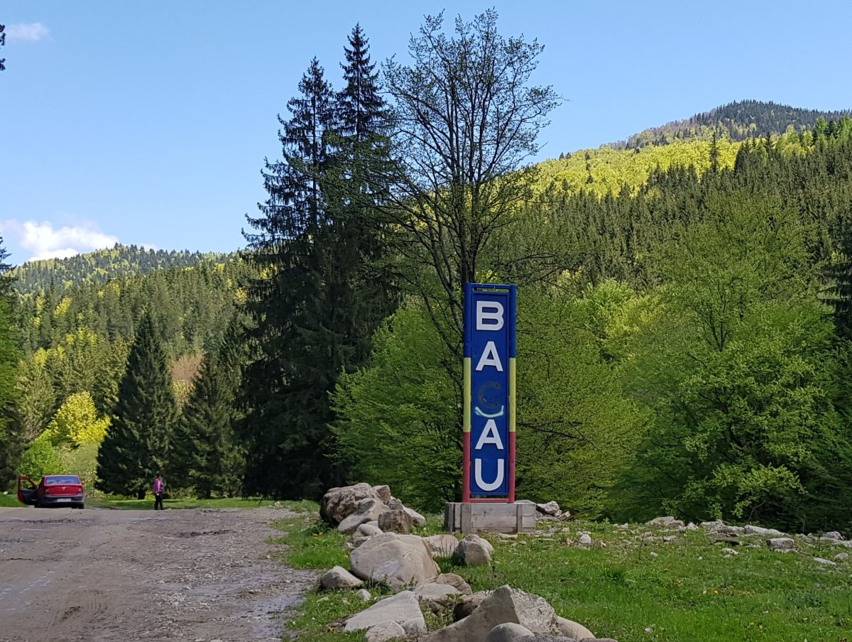 Az illegálisan megváltoztatott megyehatárt jelző oszlop Úzvölgye határában &bullet;  Fotó: Makkay József