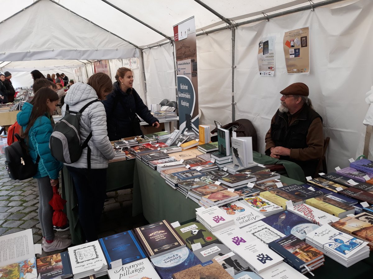 A könyvhéten a kiadók igyekeztek egyensúlyt teremteni régebbi és újabb kiadványaik bemutatásában &bullet;  Fotó: Nánó Csaba