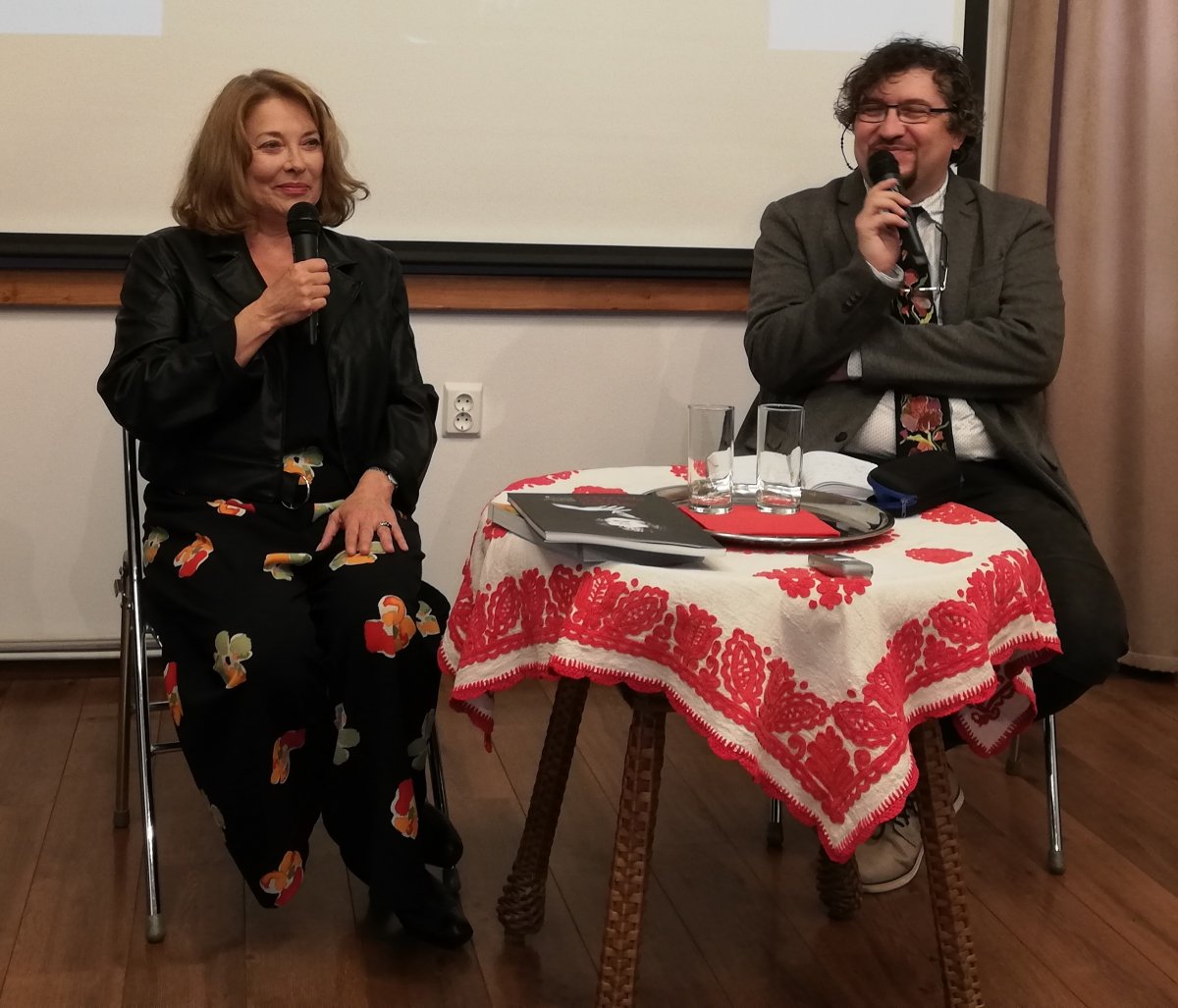 Szilágyi Enikő színművésznő volt Demény Péter második meghívottja a Prospero páholyban, Kolozsváron &bullet;  Fotó: Nánó Csaba