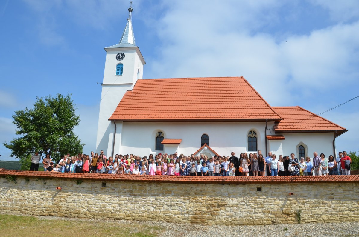 Csoportkép a templomudvarban. Az egykori cinterem és az elengedhetetlen kőfal eredeti szépségében &bullet;  Fotó: Kidei Református Egyházközség
