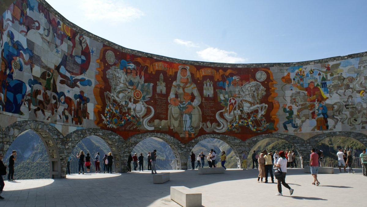 Falfestmény az orosz–grúz barátságról. Az idő megszépítette az oroszok több évszázados grúziai elnyomását &bullet;  Fotó: Csermák Zoltán