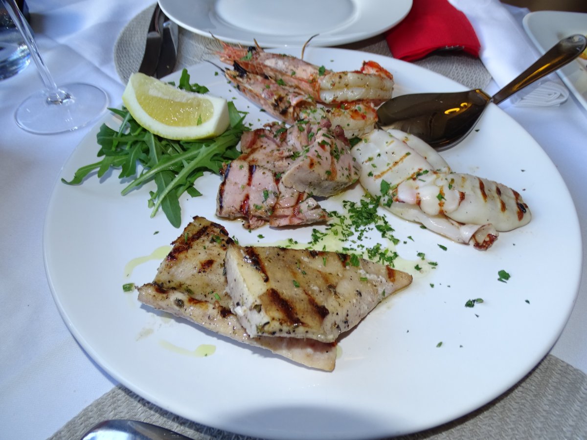 Az olasz konyhát vivő Picasso roston sült vegyes haltála &bullet;  Fotó: Dorozsmai Endre