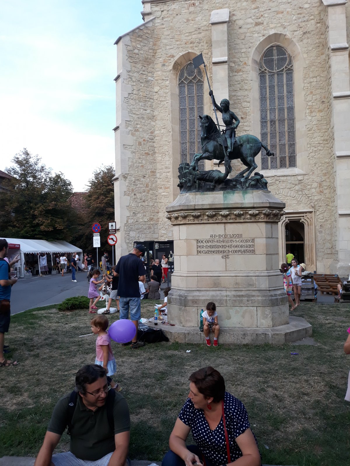 Egy kis pihenő a Szent György-szobor árnyékábanA &bullet;  Fotó: Nánó Csaba