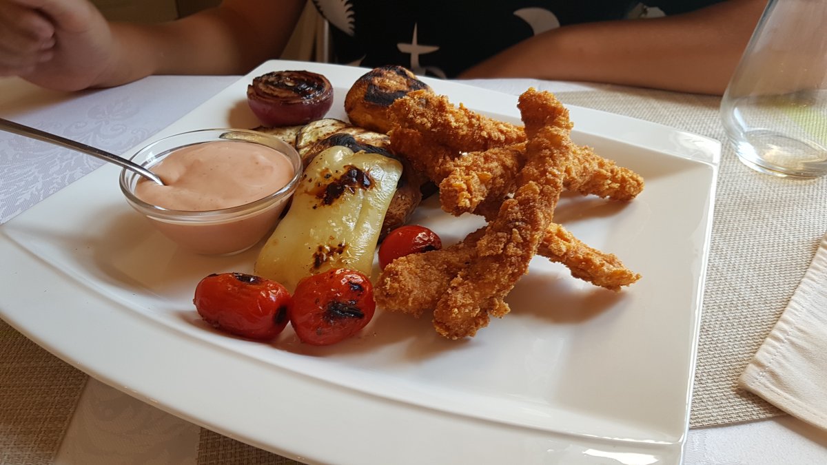 A Nolioban a rántottcsirkecsíkok sült krumplival remek fogásnak bizonyulnak &bullet;  Fotó: Dorozsmai Endre