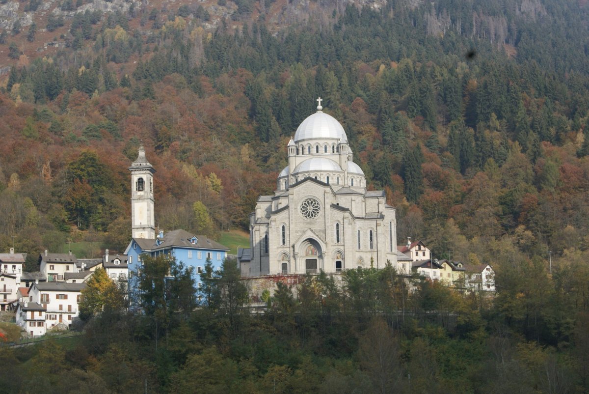 A messze földön híres középkori templom Re városában, Észak-Olaszországban &bullet;  Fotó: Csermák Judit