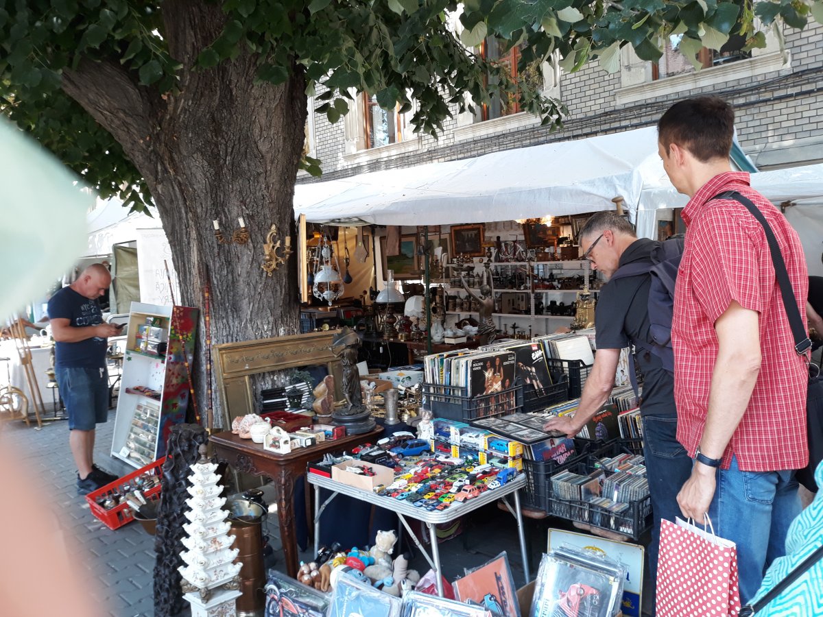 A régiségkereskedőknek minden évben sok az árujuk, de a vevőik is &bullet;  Fotó: Nánó Csaba