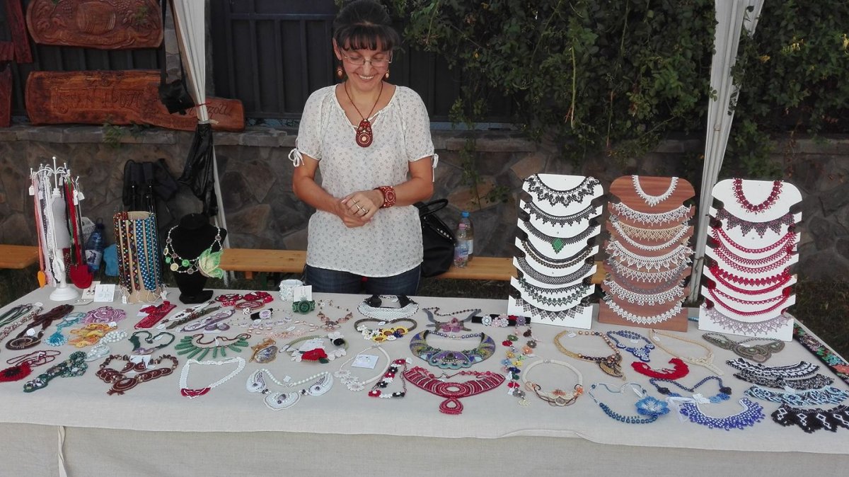Süle Erika vérvölgyi gyöngyfűző és -hímző kézműves termékei. A szakember szerint aki ilyeneket hord, az külön értékrendet képvisel