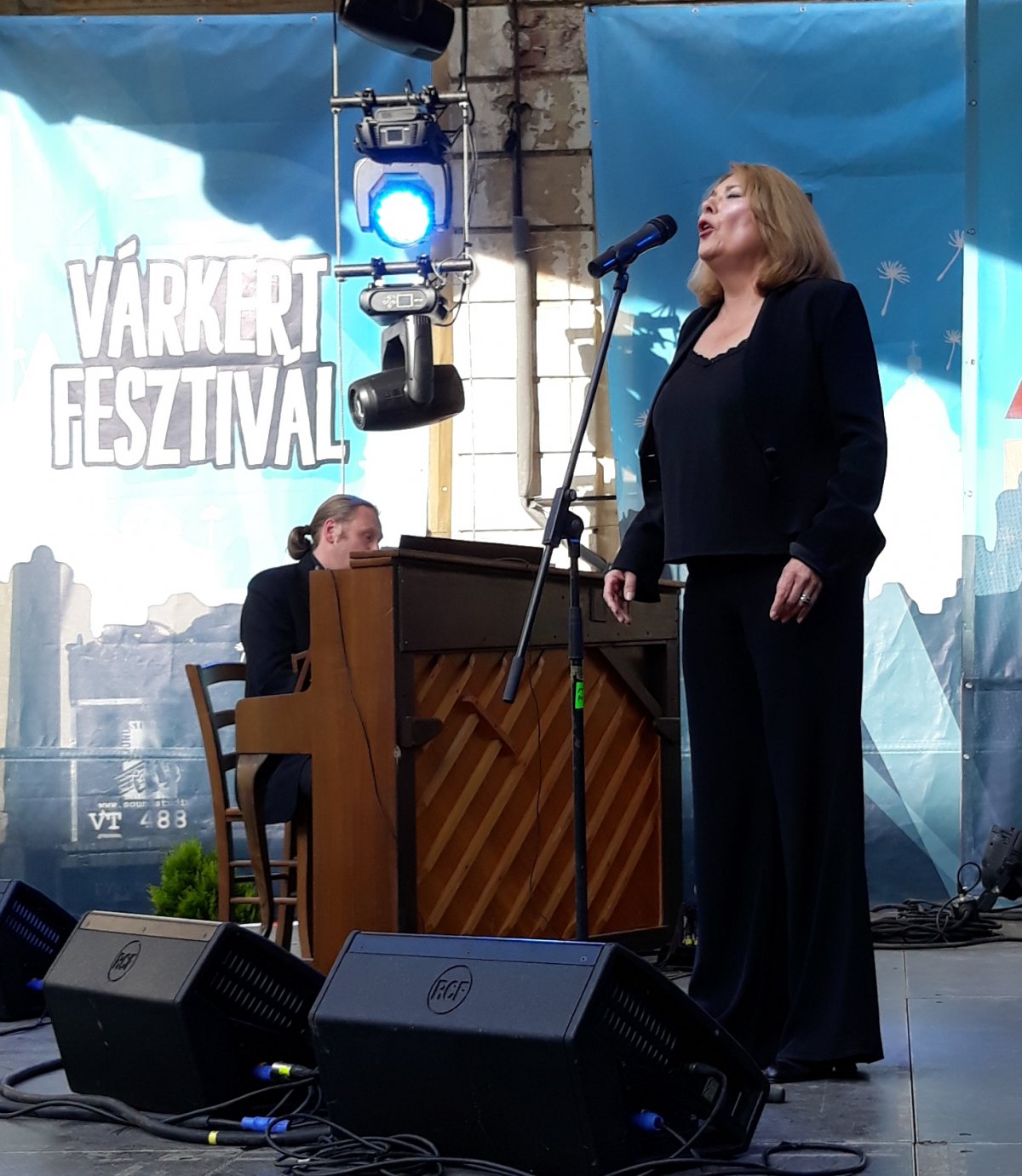 Szilágyi Enikő sanzonokkal kápráztatta el a résztvevőket &bullet;  Fotó: Nánó Csaba