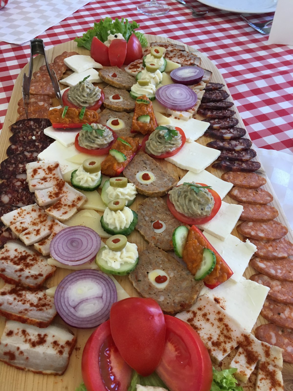 Disznóságok hidegtálon Tamáséknál &bullet;  Fotó: Tamás Bisztró