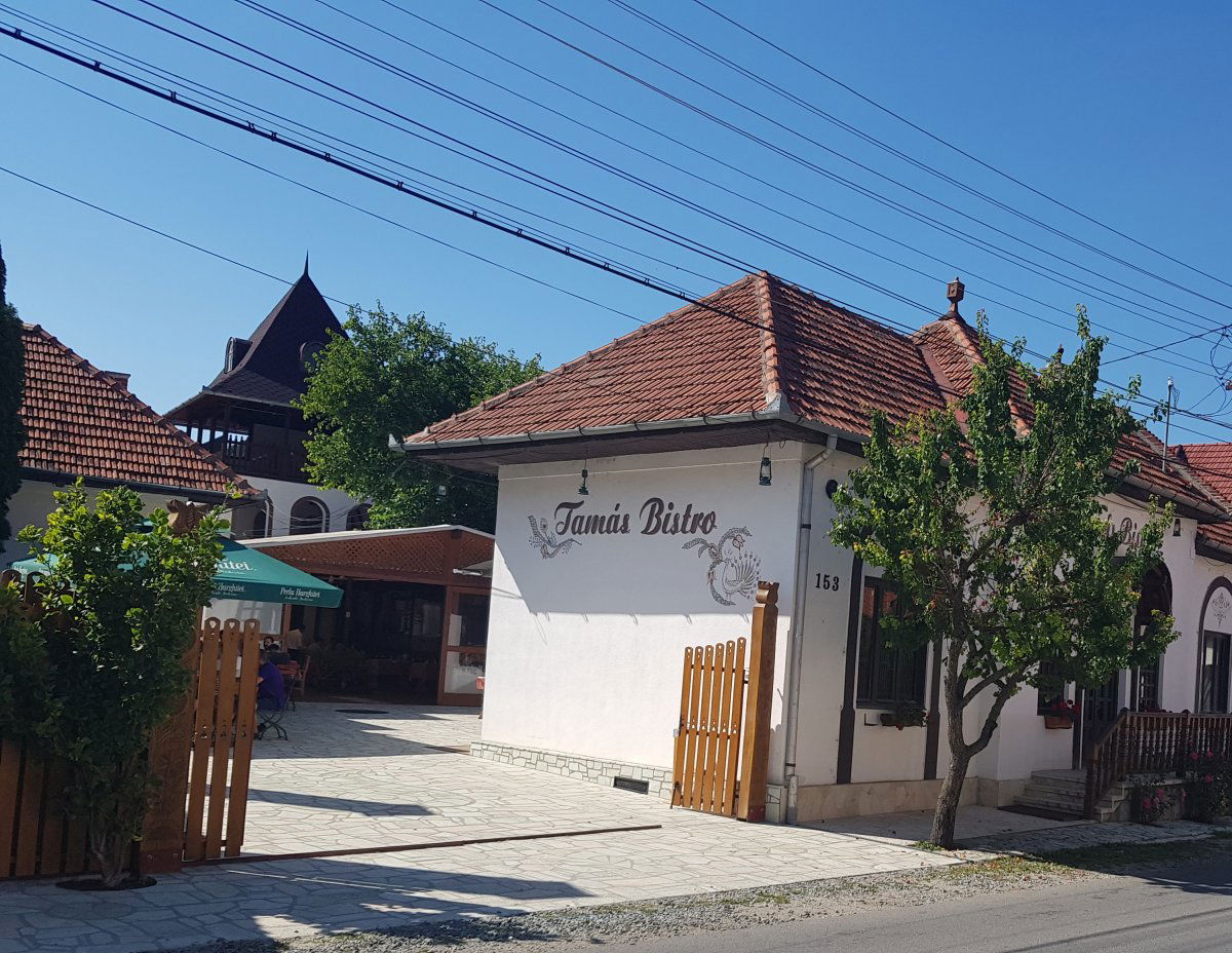 A tordaszentlászlói étterem bejárata, előtérben a tágas terasszal •  Fotó: Makkay József