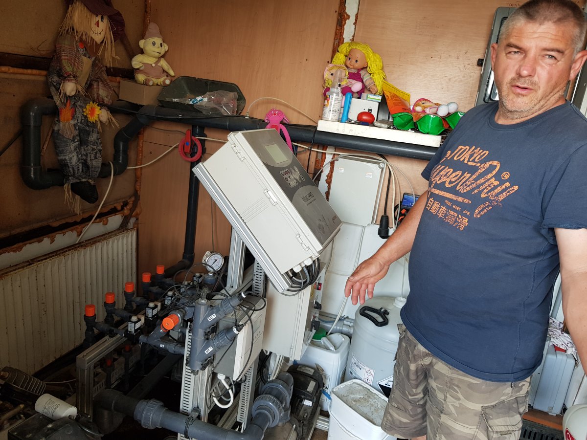 Fazakas Miklós a tápoldatot adagoló és az öntözőberendezést működtető izraeli számítógépes csúcstechnológiát mutatja &bullet;  Fotó: Makkay József