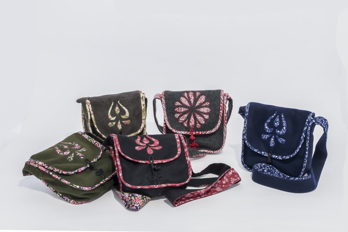 Csinos női táskák különböző népi motívumokkal &bullet;  Fotó: Facebook