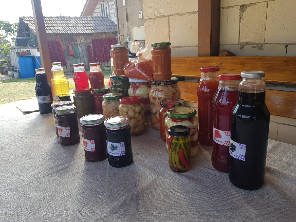 A harasztosi gazdák elsősorban szörpökkel, lekvárokkal és savanyúsággal készülnek a vásárra •  Fotó: Makkay József