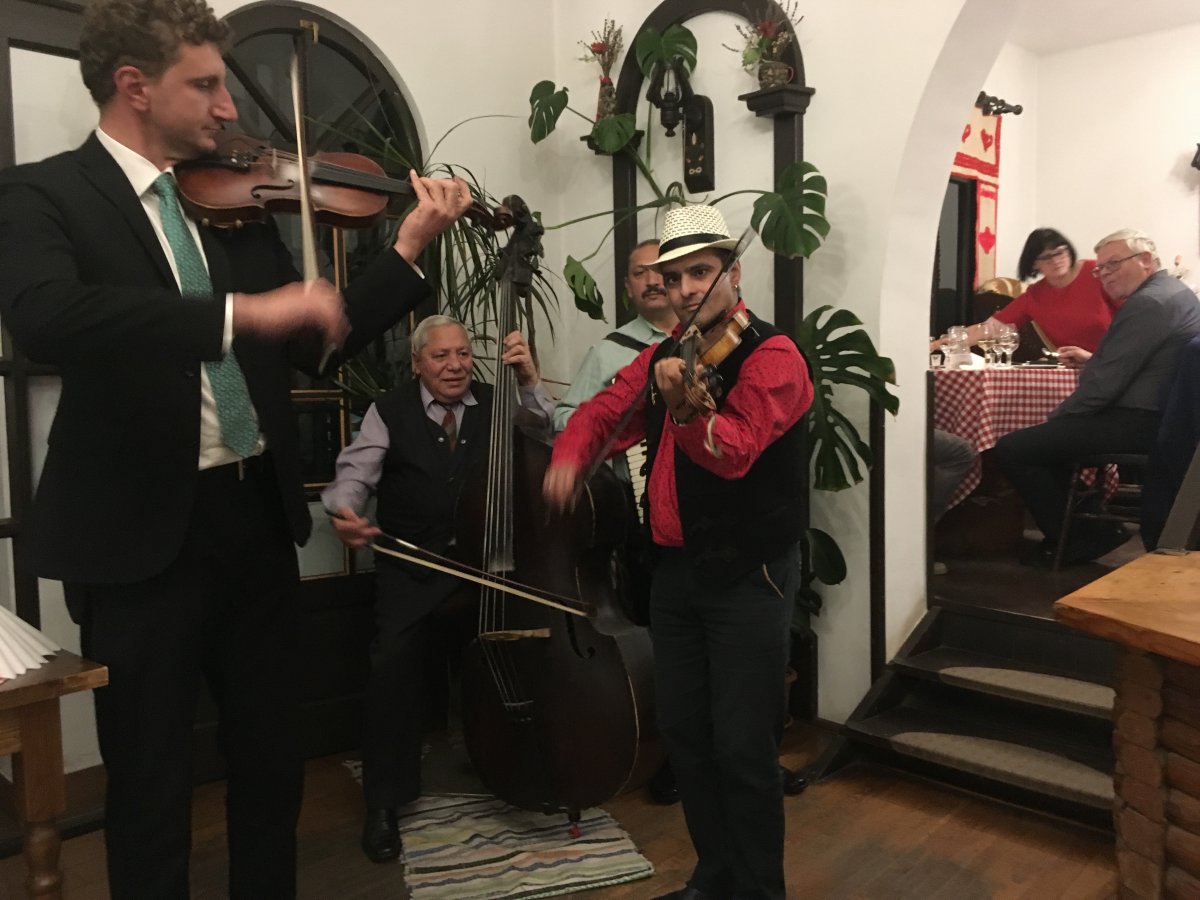 Kolozsvári zenészek húzzák a talpalávalót &bullet;  Fotó: Tamás Bisztró