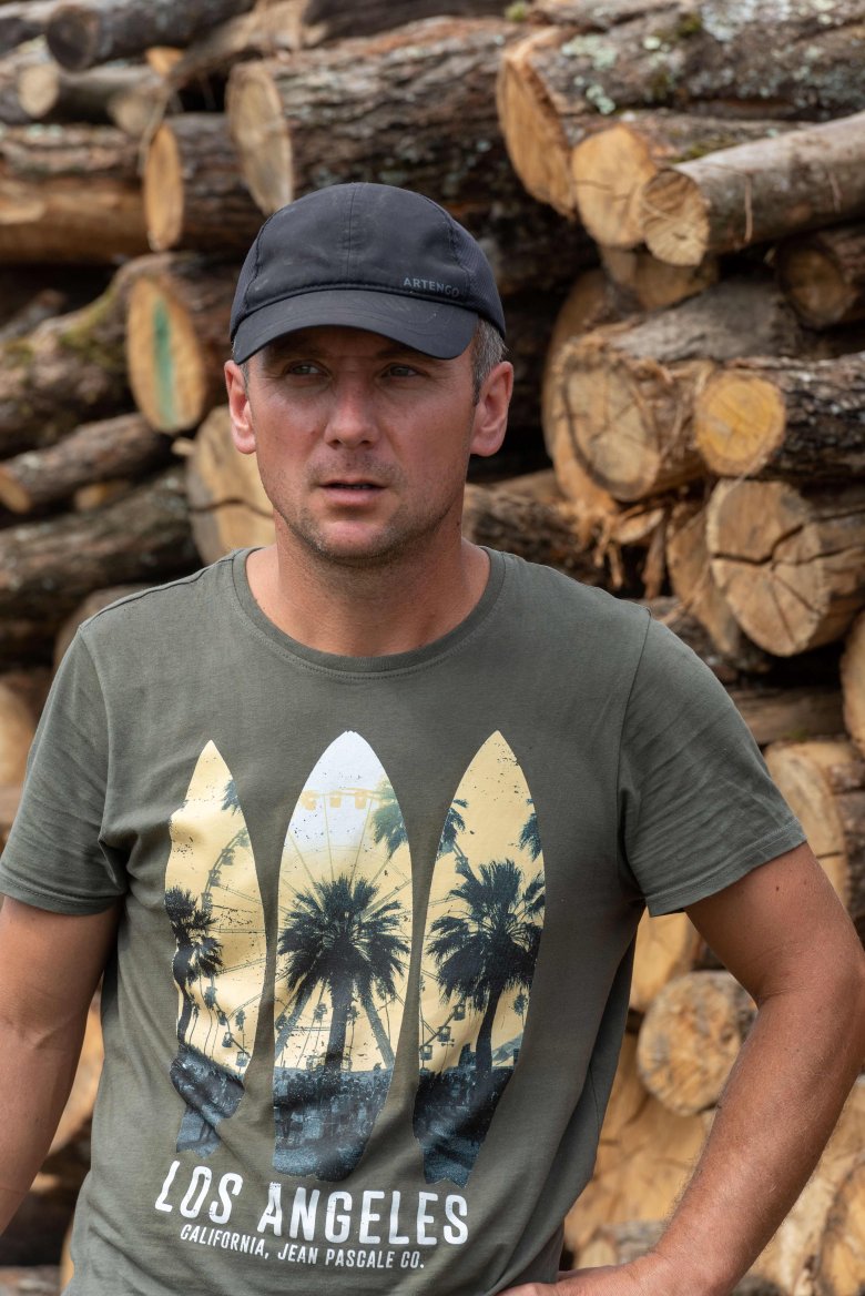 Ráduly Csaba a télire beszerzett farakás előtt. A  fűtés költségei ma már kiszámíthatatlanok •  Fotó: Kiss Gábor