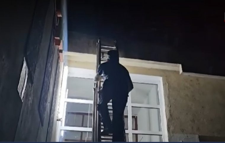 Előzetes letartóztatásba került a két kisgyermekét egy emeleti szállodaablakból kidobó nő
