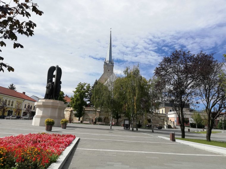 A felújított református templom mellé új arculatú főteret is kapott Dés, ám a lakosok egy része elégedetlen