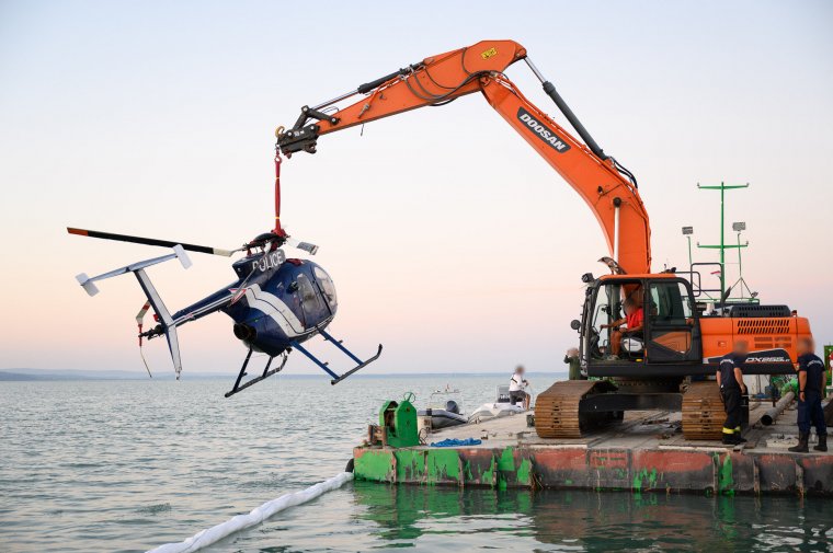 Kiemelték a Balatonba zuhant magyar rendőrségi helikoptert, a balesetben senki nem sérült meg