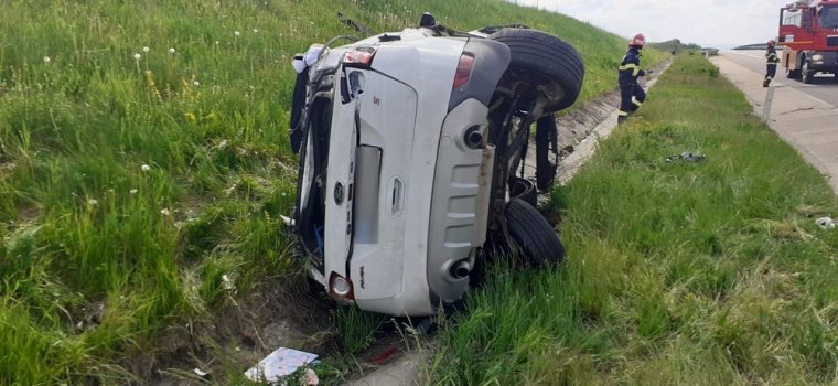Három sérült utast mentettek ki a tűzoltók egy felborult járműből Gyalu közelében