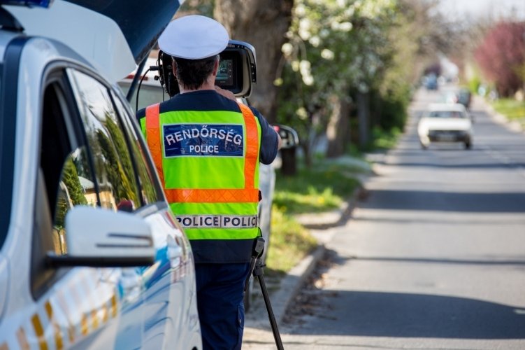 Gyorshajtókra vadásznak Magyarország közútjain a rendőrök
