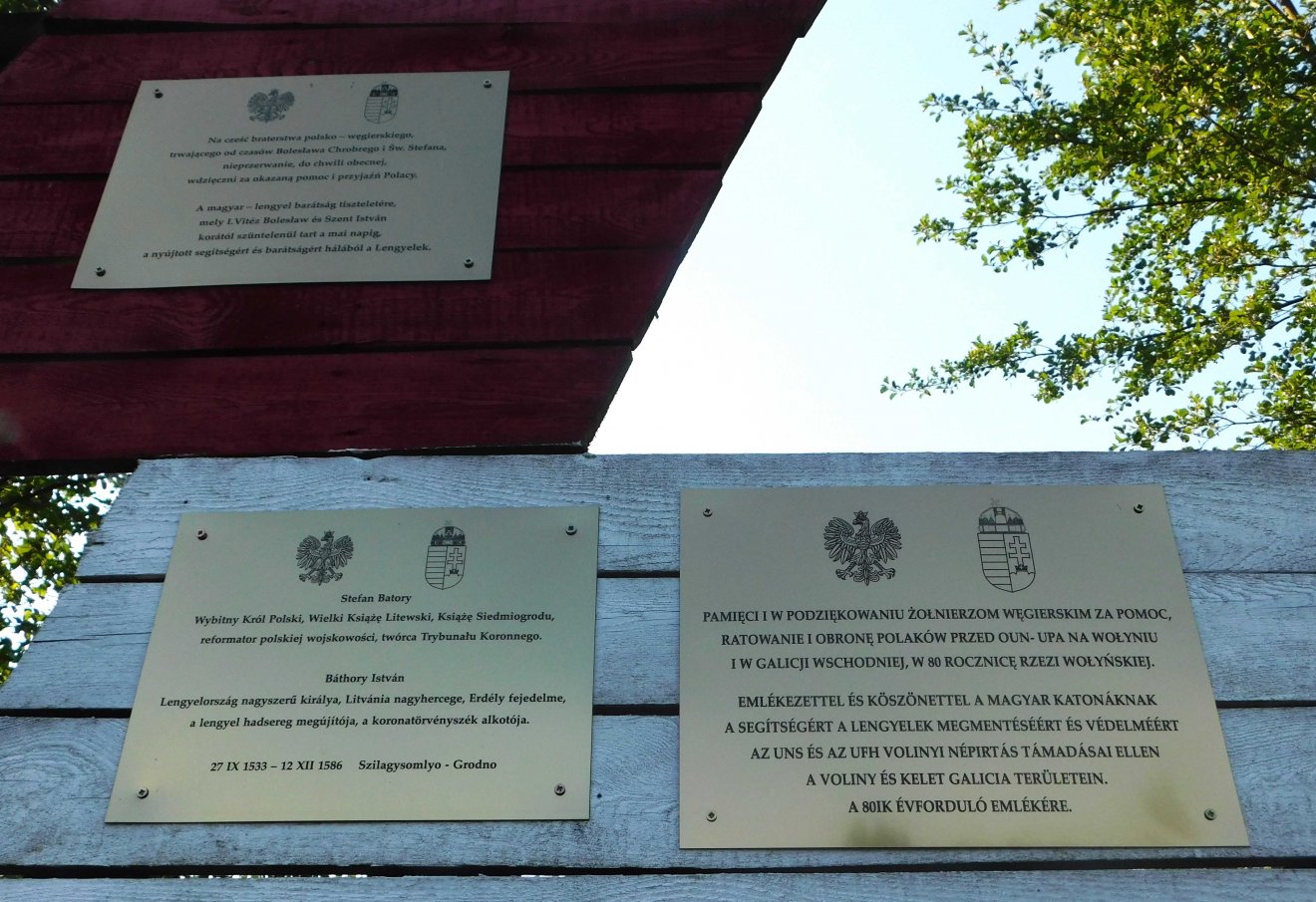 A lengyeleket védő magyar katonáknak állított emléktábla •  Fotó: Báthory-Ben Hagyományőrző Egyesület