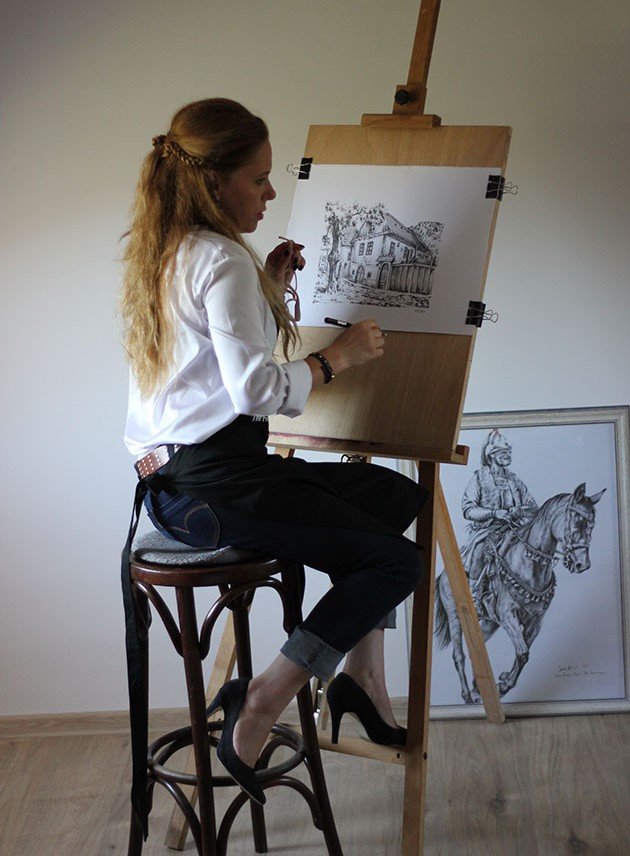 Bazsó Mária a műtermében 