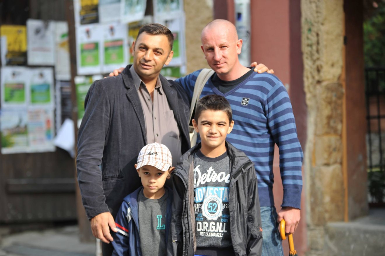 Boros Lóránd néprajzkutató egy cigánycsaláddal •  Fotó: Hagyományok Háza