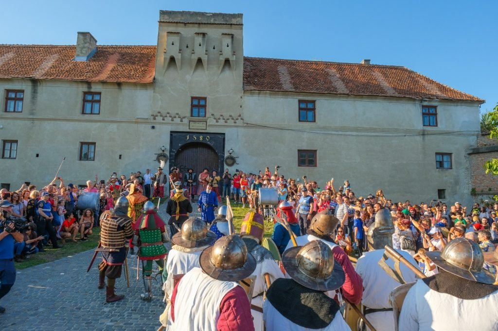 Hagyományőrzők a brassói vár előtt •  Fotó: fovbv.ro
