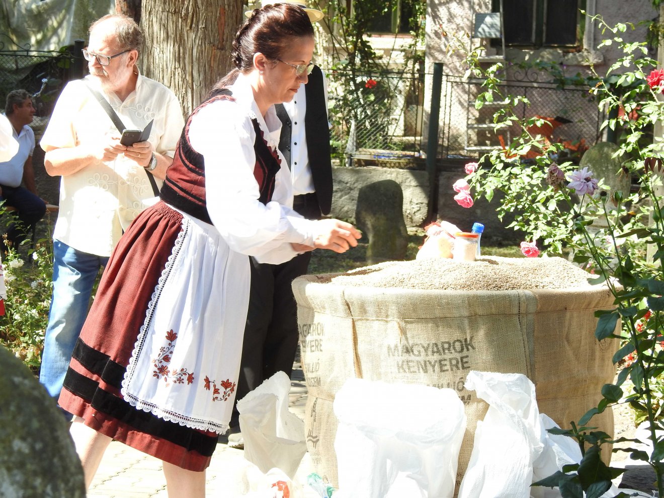 A búza  mellé víz, liszt és kovász is került •  Fotó: Makkay József