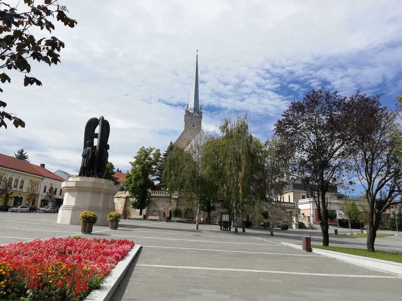 Dés újratervezett főtere az Egyesülés-emlékművel és a református templommal •  Fotó: Makkay József