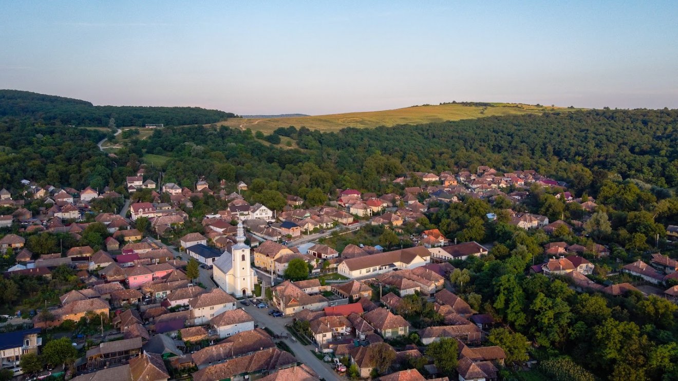 Désháza központja a református templommal •  Fotó: Sándor József Benedek