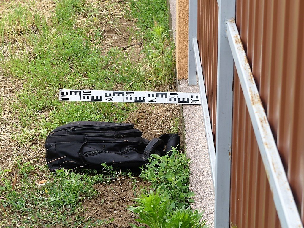 Az autóbusz utasának megkerült táskája. A debreceni fosztogatót is letartóztatták •  Fotó: Police.hu