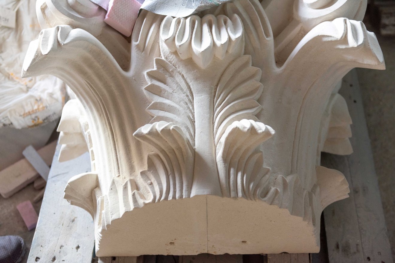 Kőfaragás mesterfokon. A vistai műhelyben gyakorlatilag mindent kifaragnak kőből, amit az ügyfél kér •  Fotó: Kiss Gábor