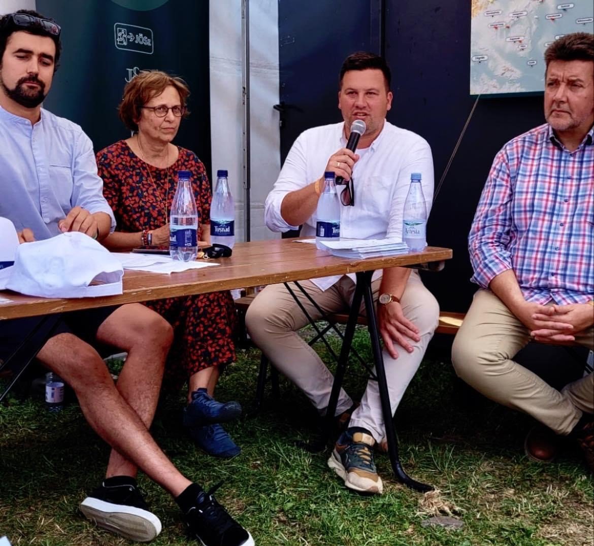 Grezsa Csaba főkonzul (mikrofonnal). A kolozsvári élményudvar számos közéleti beszélgetés helyszíne lesz •  Fotó: Magyarország kolozsvári főkonzulátusa