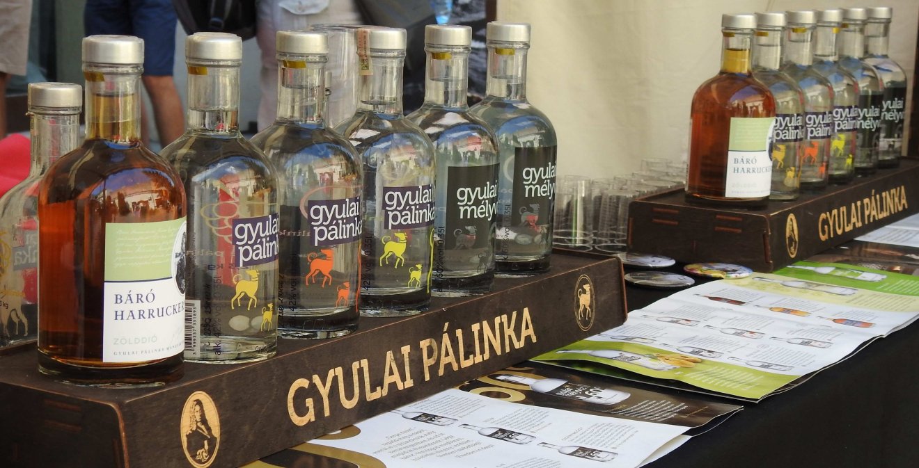 A Gyulai Pálinka Manufaktúra 35 féle gyümölcsből készít pálinkát •  Fotó: Makkay József
