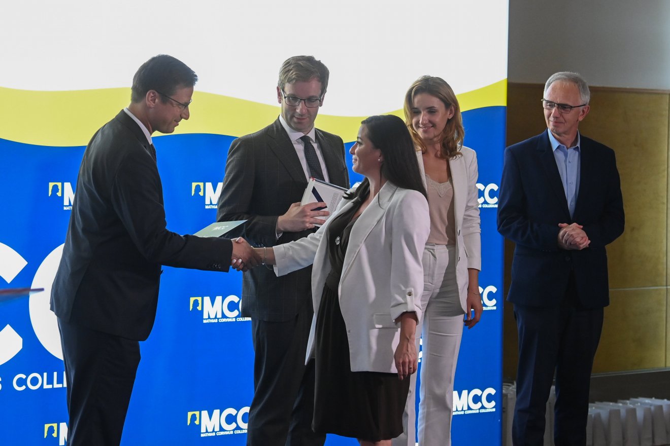 Gulyás Gergely, a  Miniszterelnökséget vezető miniszter adja át a frissen végzettek diplomáját •  Fotó: MTI