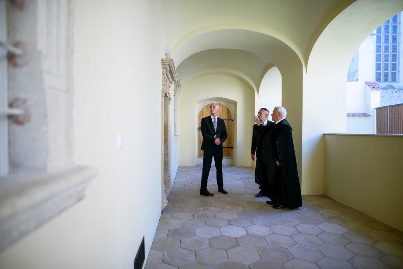 Kató Béla püspök kalauzolja Potápi Árpád János nemzetpolitikai államtitkárt a Herepei-házban •  Fotó: MTI