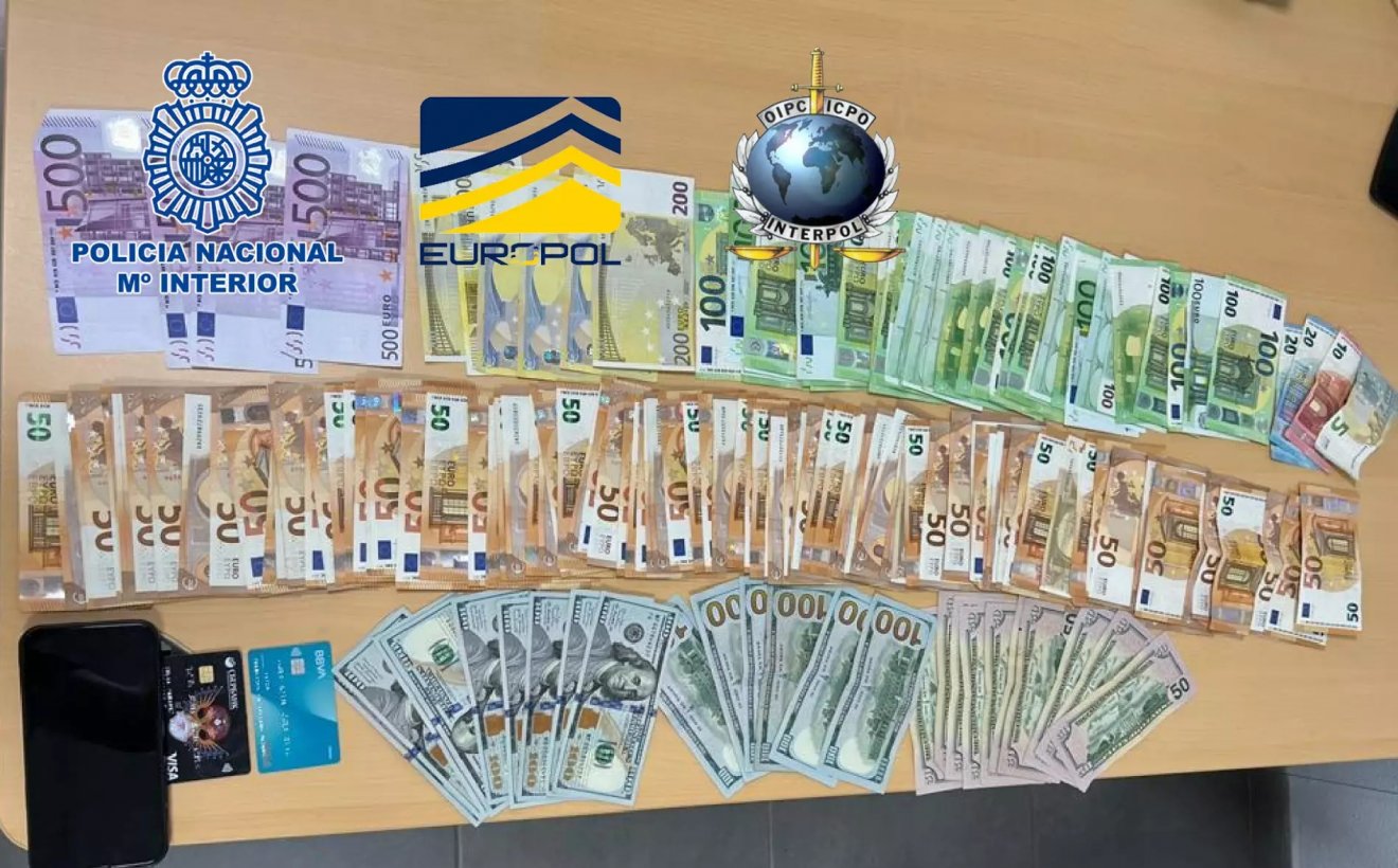Az embercsempészektől nagy mennyiségű készpénzt is lefoglaltak •  Fotó: Europol